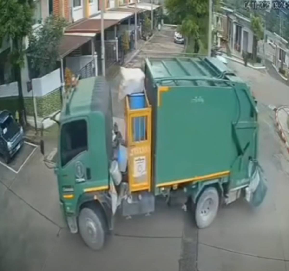 รถเก็บขยะภาษีเจริญ เมื่อวันที่ 4 พ.ย.68 ภาพจากกล้องวงจรปิดในหมู่บ้านผู้เสียหาย