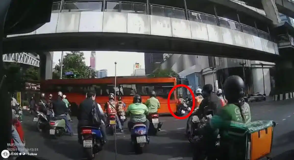 รถเมล์ส้มชนกระเด็น