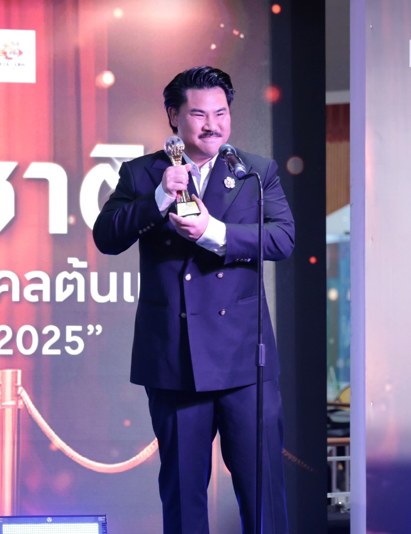 กันจอมพลัง รางวัลผู้ทำคุณประโยชน์ให้กับสังคม