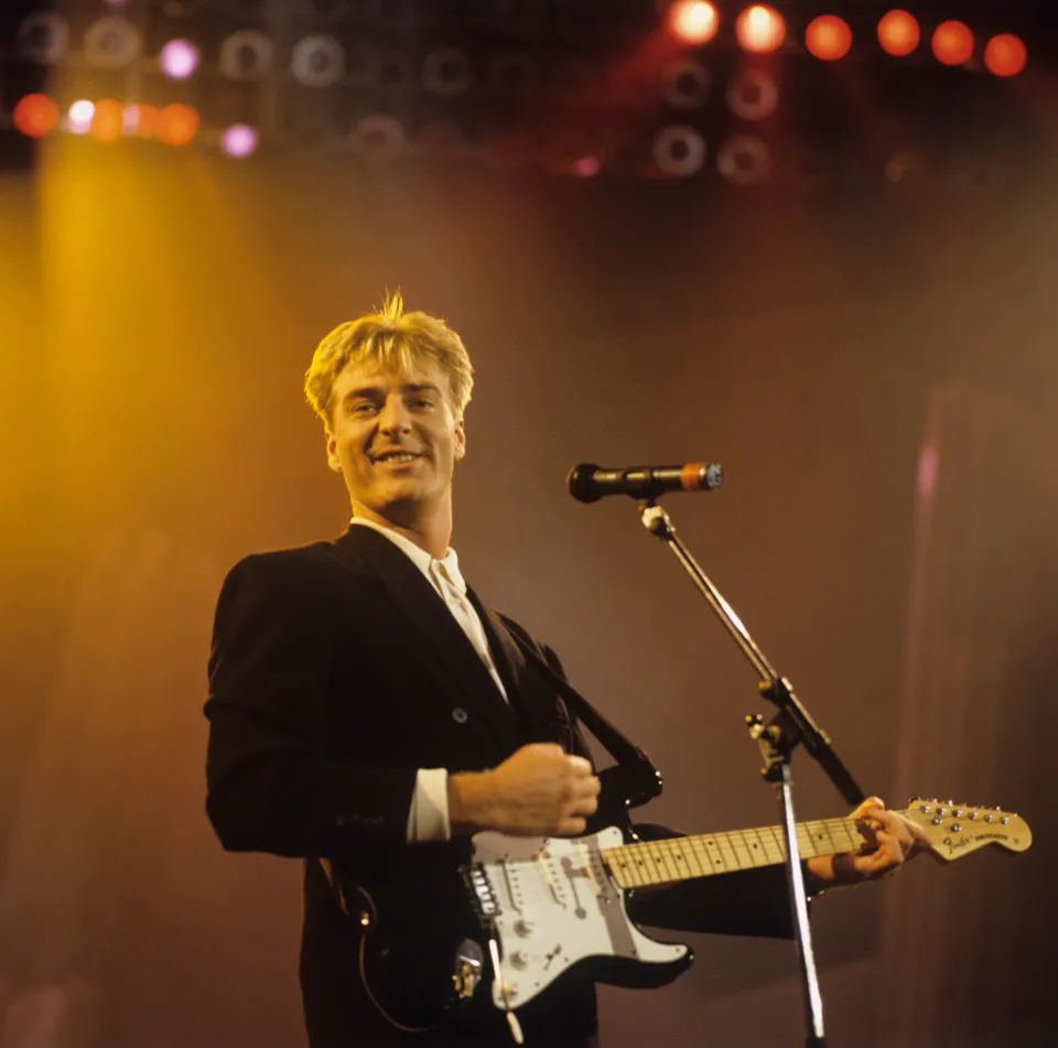 นายริชาร์ด ดาร์บีเชียร์ อดีตนักร้องนำวง Living In A Box