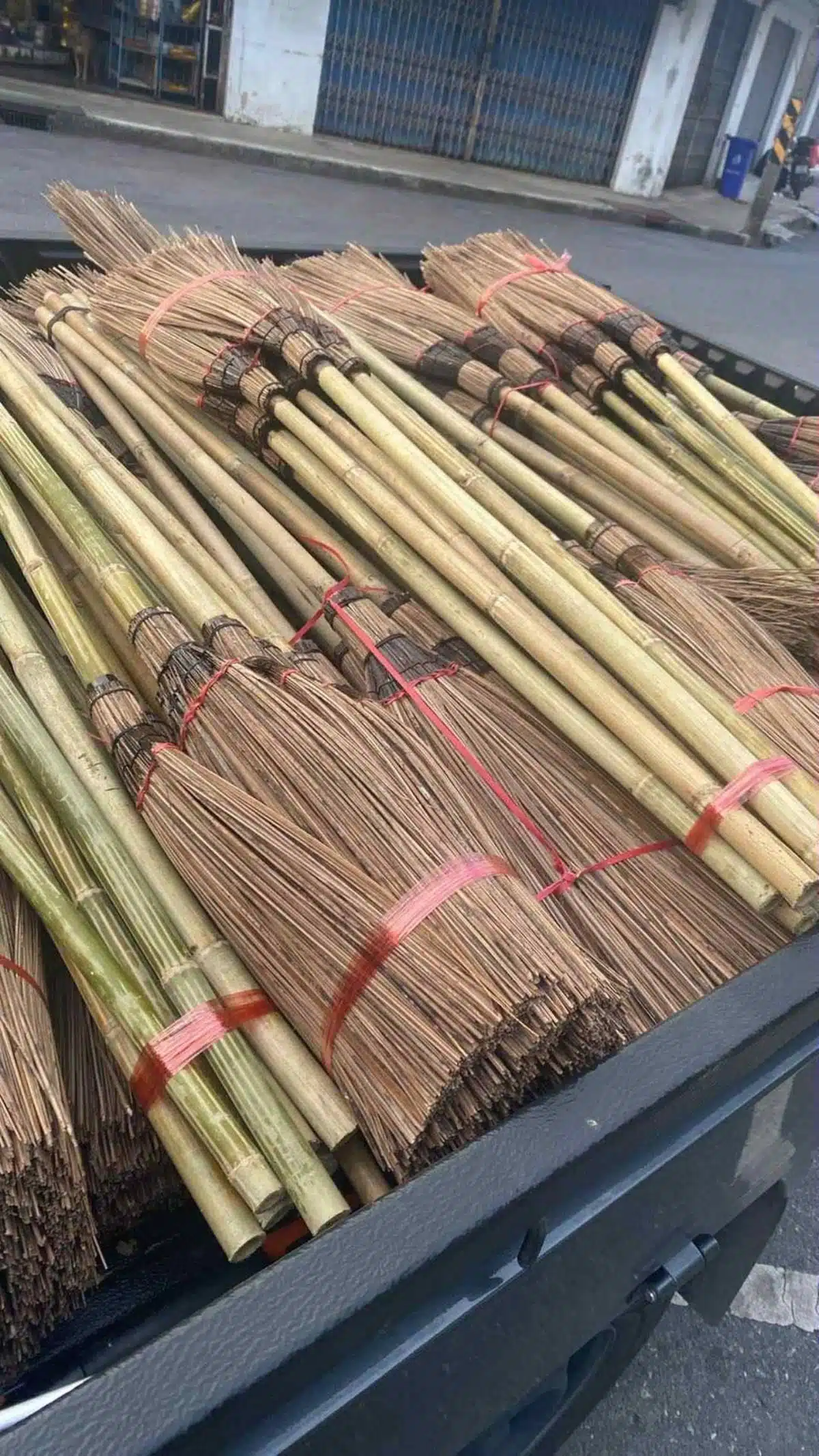 จำนวนไม้กวาดทางมะพร้าวที่ สส ลิซ่า บริจาคช่วยภาคใต้