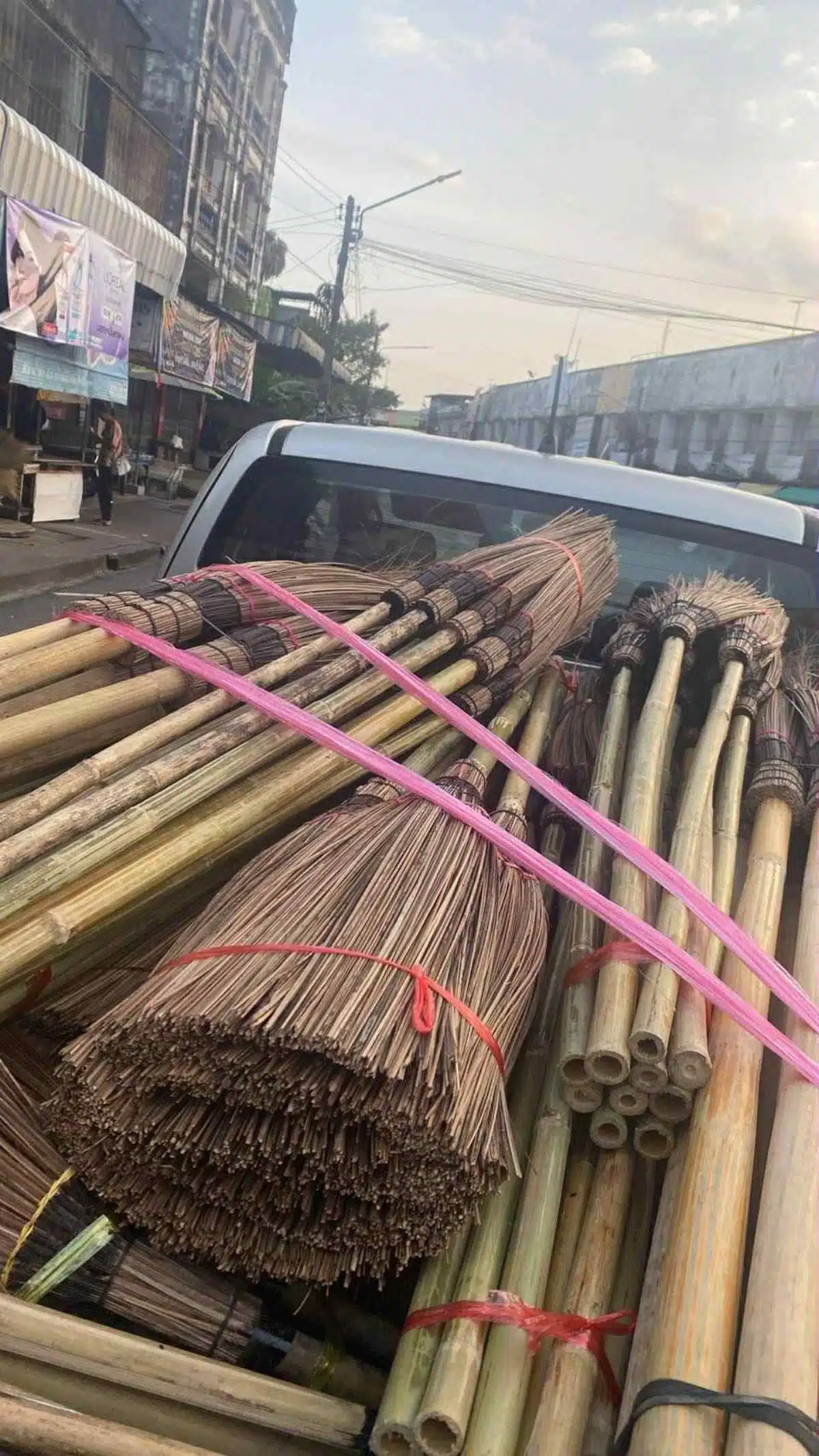 ลิซ่า พรรคประชาชน ไม้กวาดทางมะพร้าวที่เป็นประเด็นล่าสุด