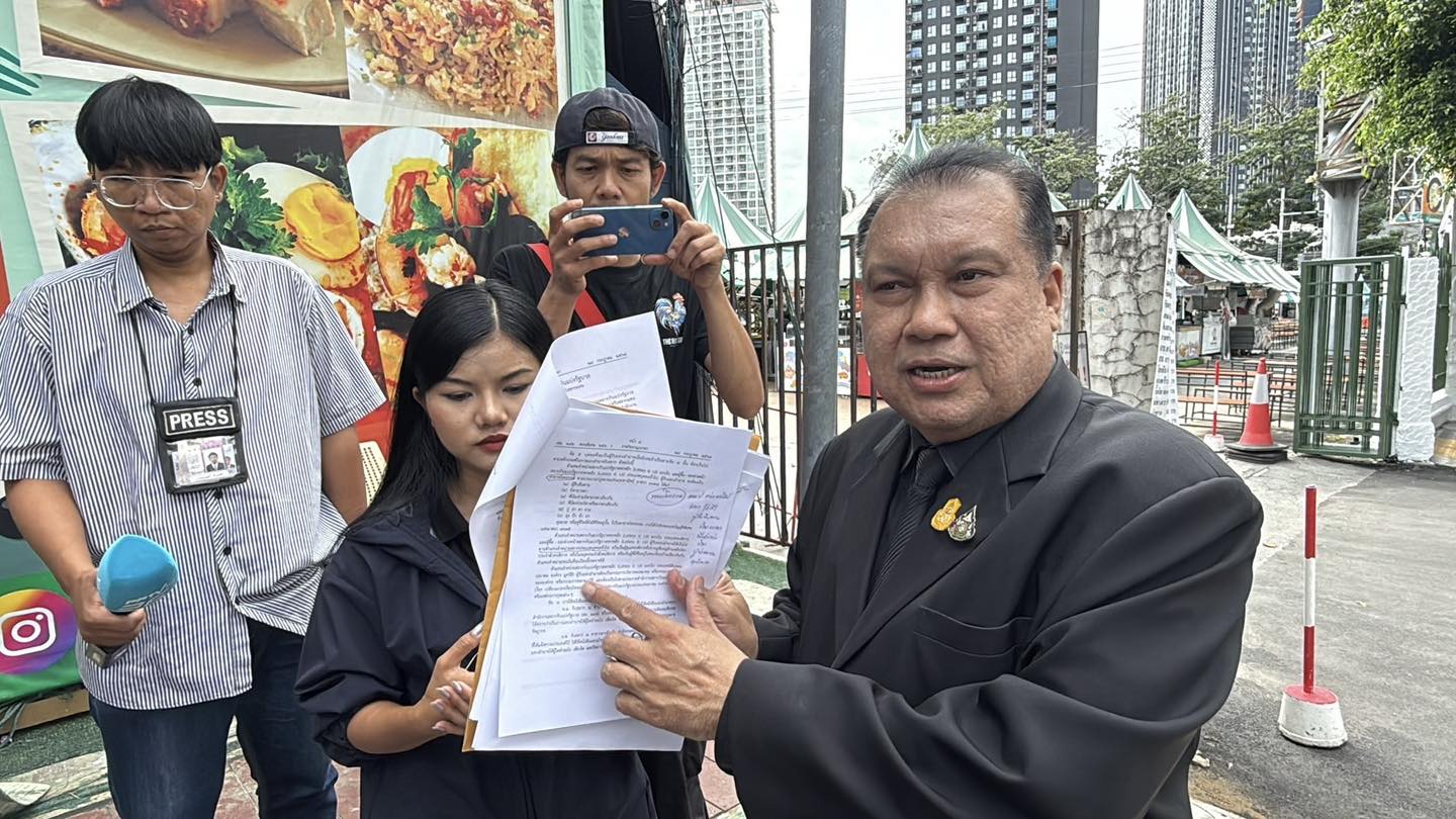 นายสนธิญา สวัสดี ขณะยื่นหนังสือร้องเรียนถึง พล.ต.ต.จรูญเกียรติ ปานแก้ว