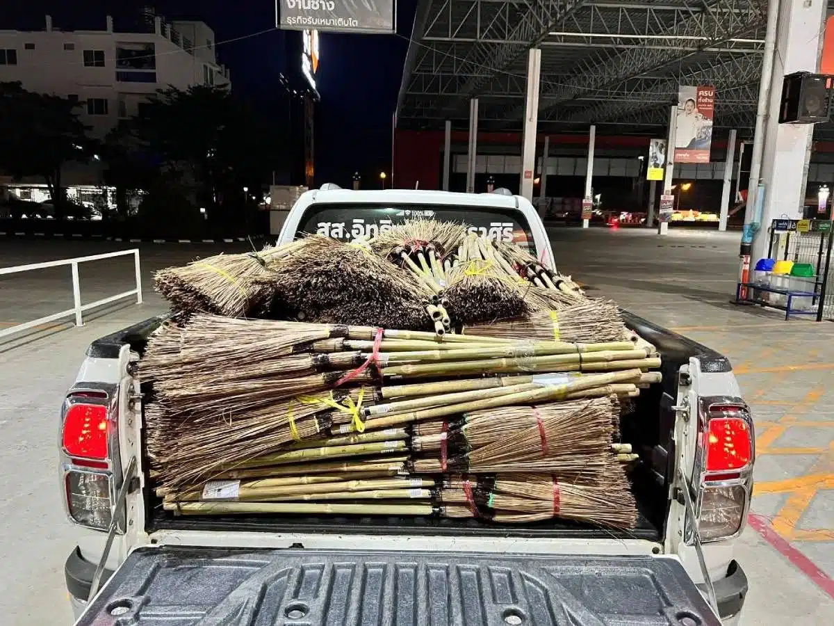 สส ลิซ่า โพสต์รูปรถกระบะบรรทุกไม้กวาดทางมะพร้าวเต็มหลังรถ