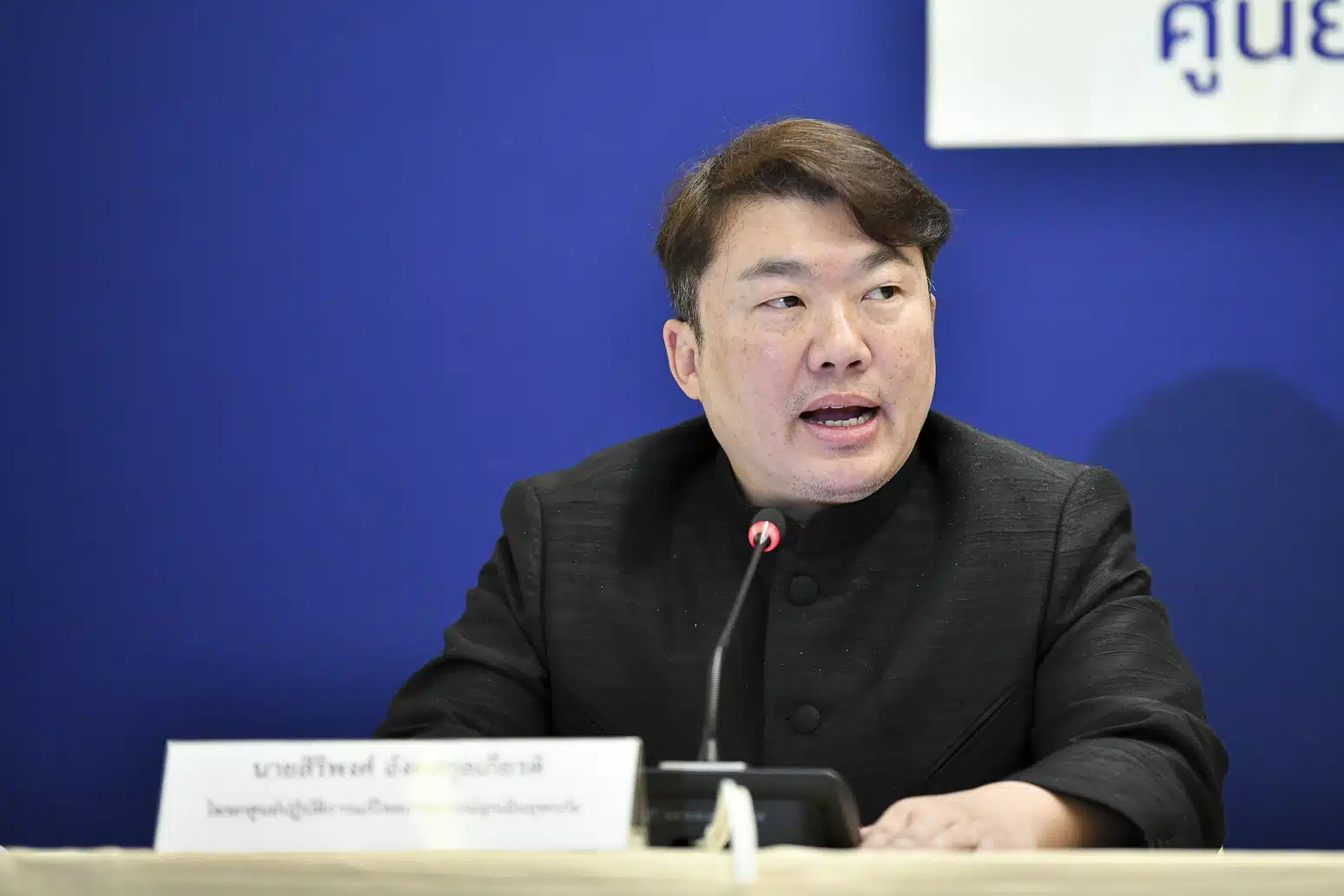 นายสิริพงศ์ อังคสกุลเกียรติ โฆษกรัฐบาล แถลงข่าวที่ตึกภักดีบดินทร์