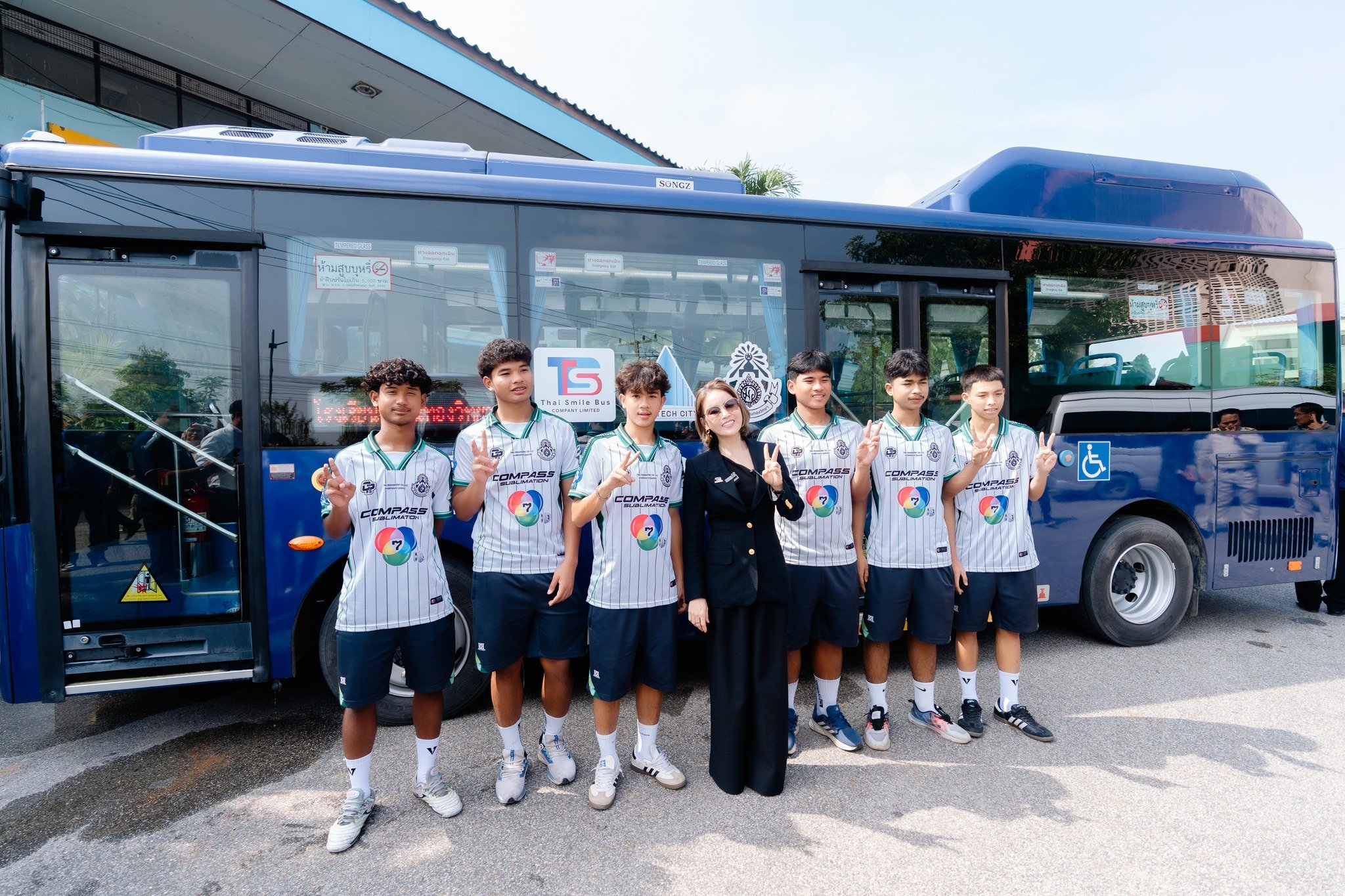 นางสาวกุลพรภัสร์ วงศ์มาจารภิญญา CEO ไทย สมายล์ บัส ขณะส่งมอบรถ