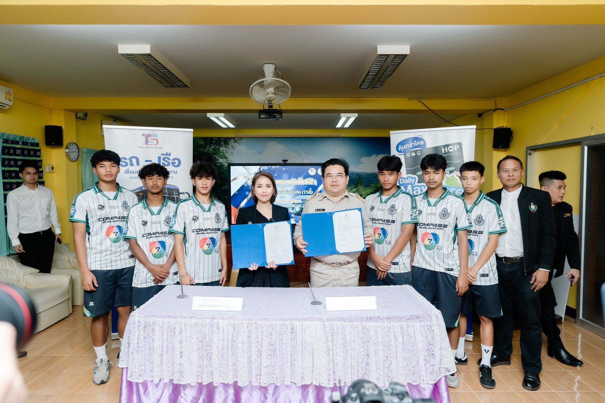 นายใย ยศยิ่ง ผู้อำนวยการโรงเรียนหมอนทองวิทยา รับมอบกุญแจ