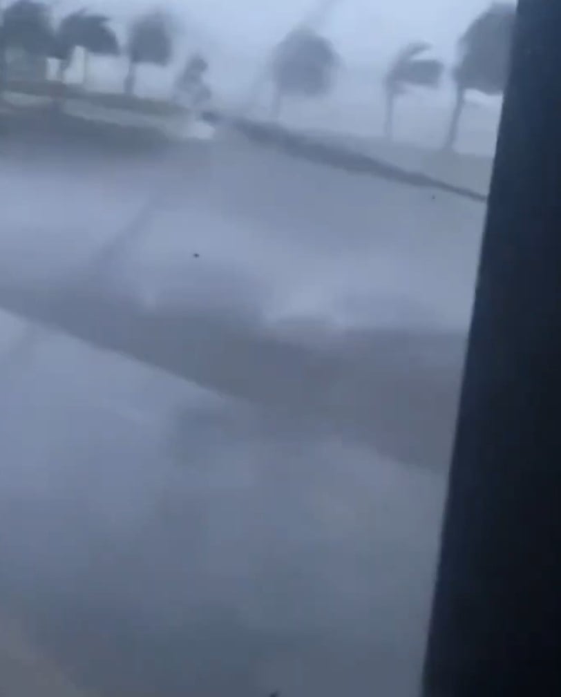 พายุ คัลแมกี ทำให้เกิดคลื่นสูงในทะเลเวียดนาม