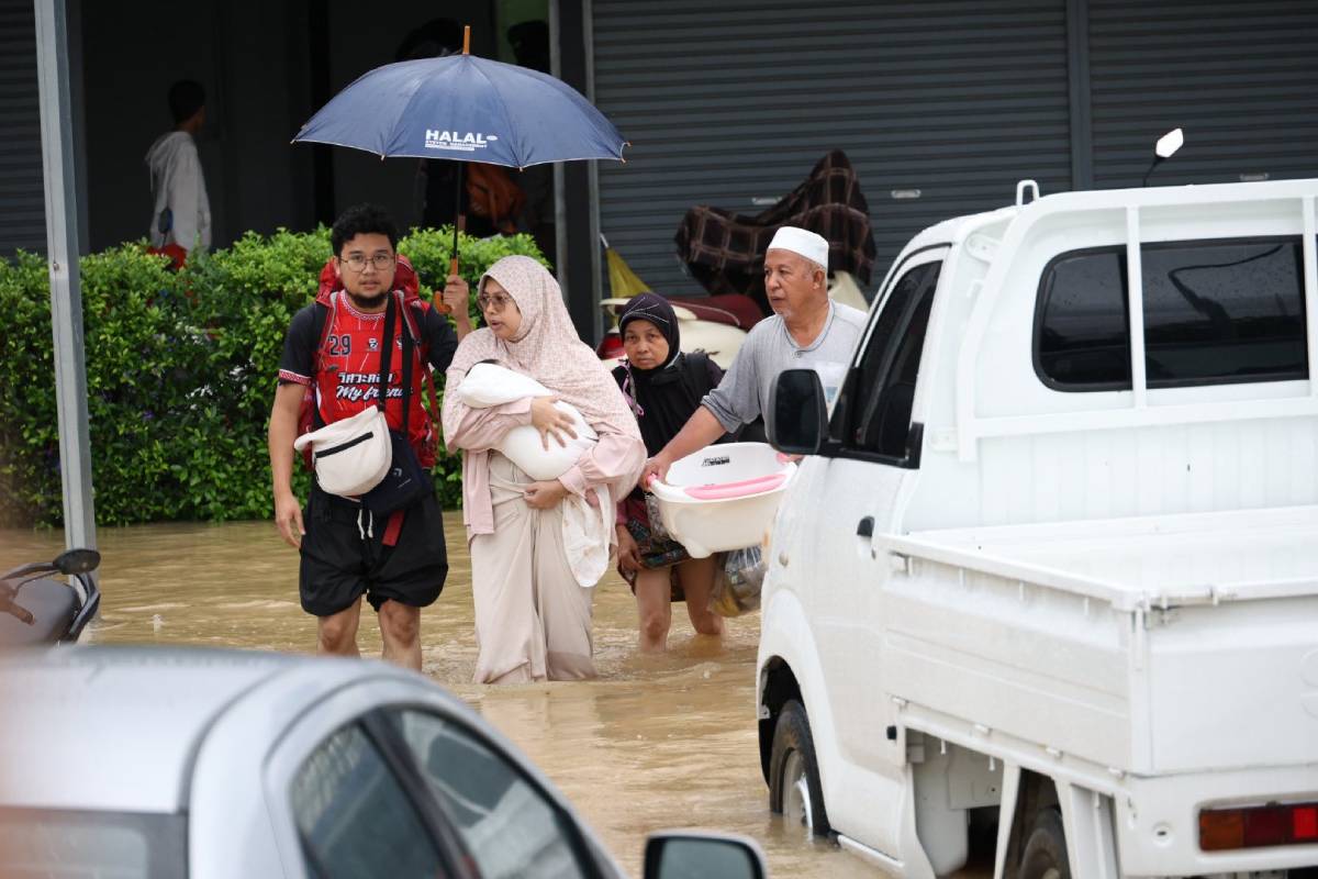 ชาวบ้านกำลังหนีน้ำท่วมภาคใต้ไปยังศูนย์พักพิง