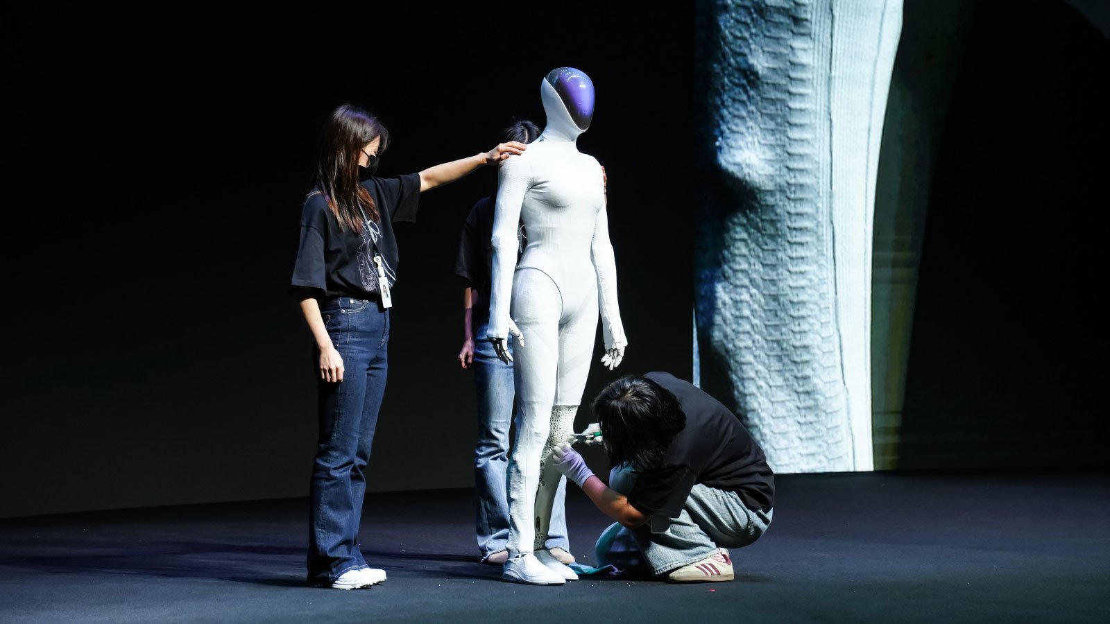 หุ่นยนต์ฮิวแมนนอยด์ "Iron" ของ Xpeng