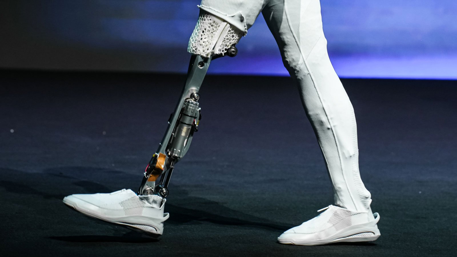 หุ่นยนต์ฮิวแมนนอยด์ "Iron" ของ Xpeng กำลังเดินบนเวที