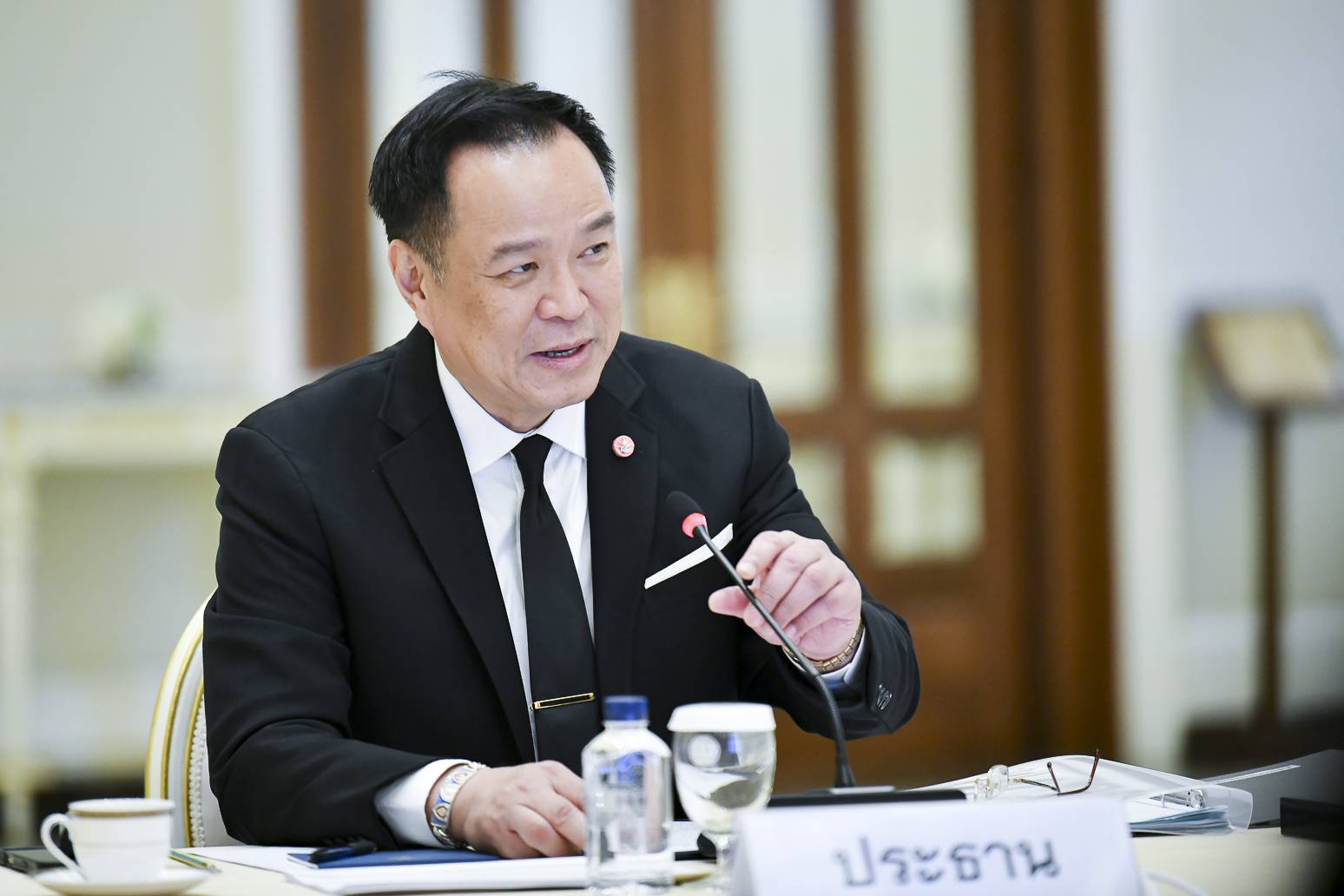 นายอนุทิน ชาญวีรกูล นายกรัฐมนตรี ขณะให้สัมภาษณ์ที่ทำเนียบรัฐบาล