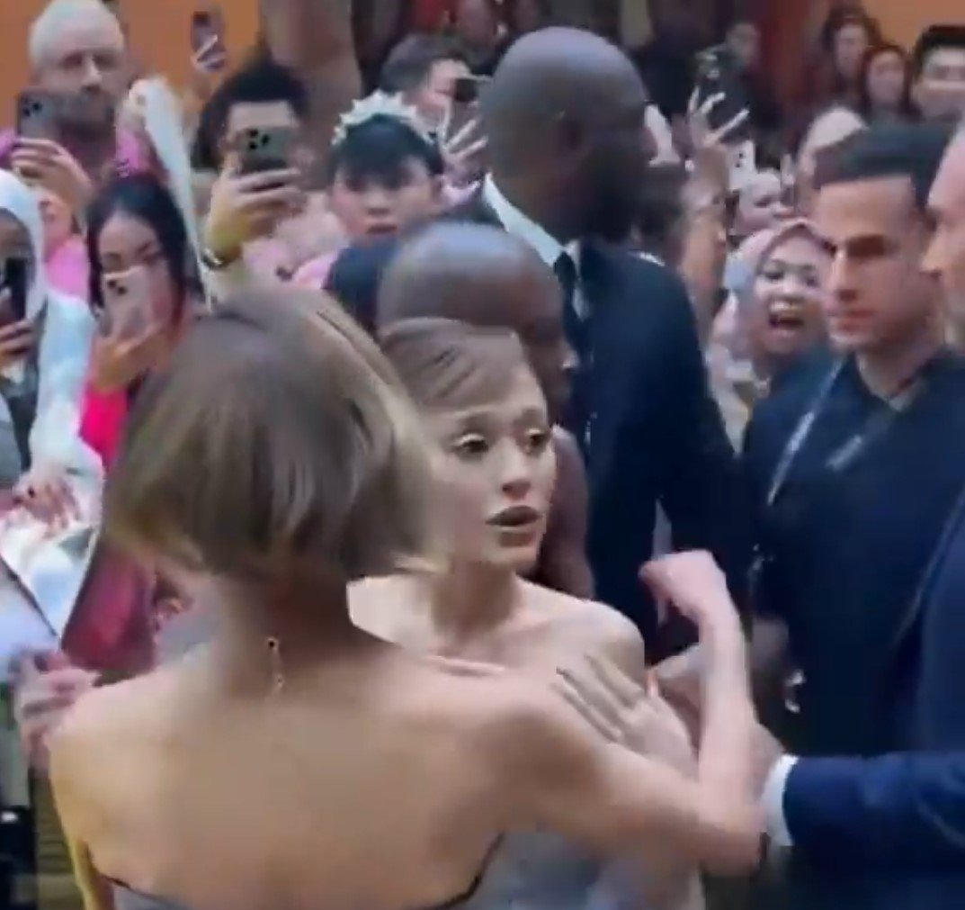 Cynthia Erivo รีบเข้ามาขวางระหว่างอารีอานา กรานเด กับแฟนคลับที่บุก