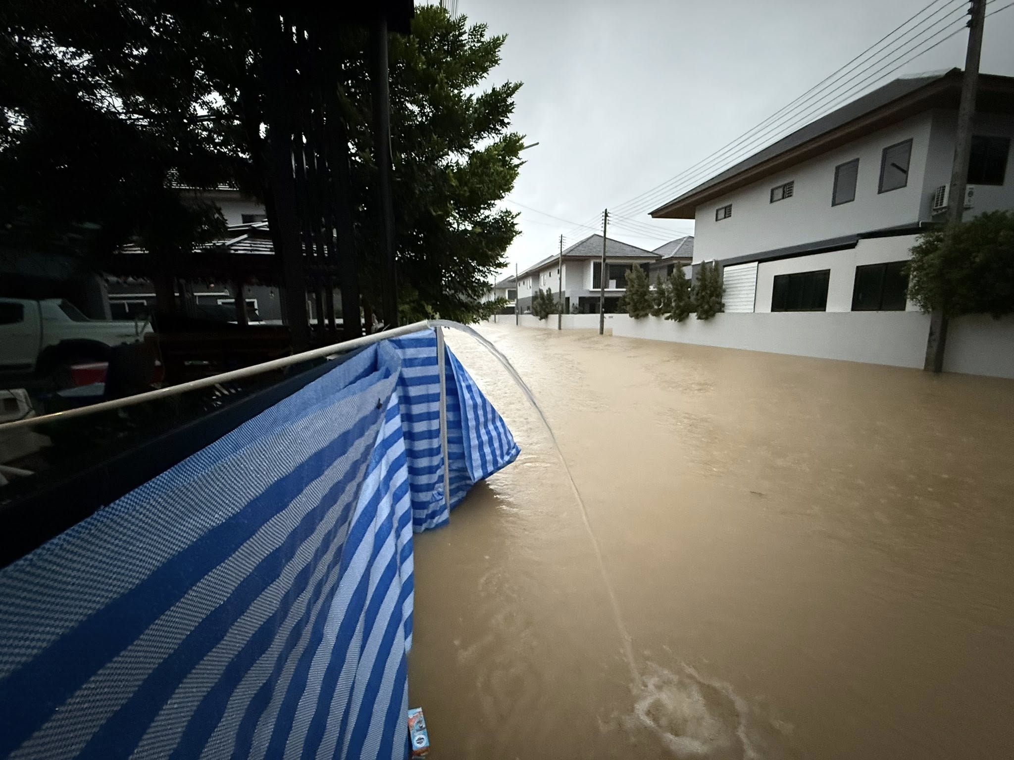 อึ้งทั้งจังหวัด! บ้านหลังเดียวในหาดใหญ่ น้ำไม่ท่วม เจ้าของเผยสร้างแข่งกับน้ำใน 1 ชม.-10