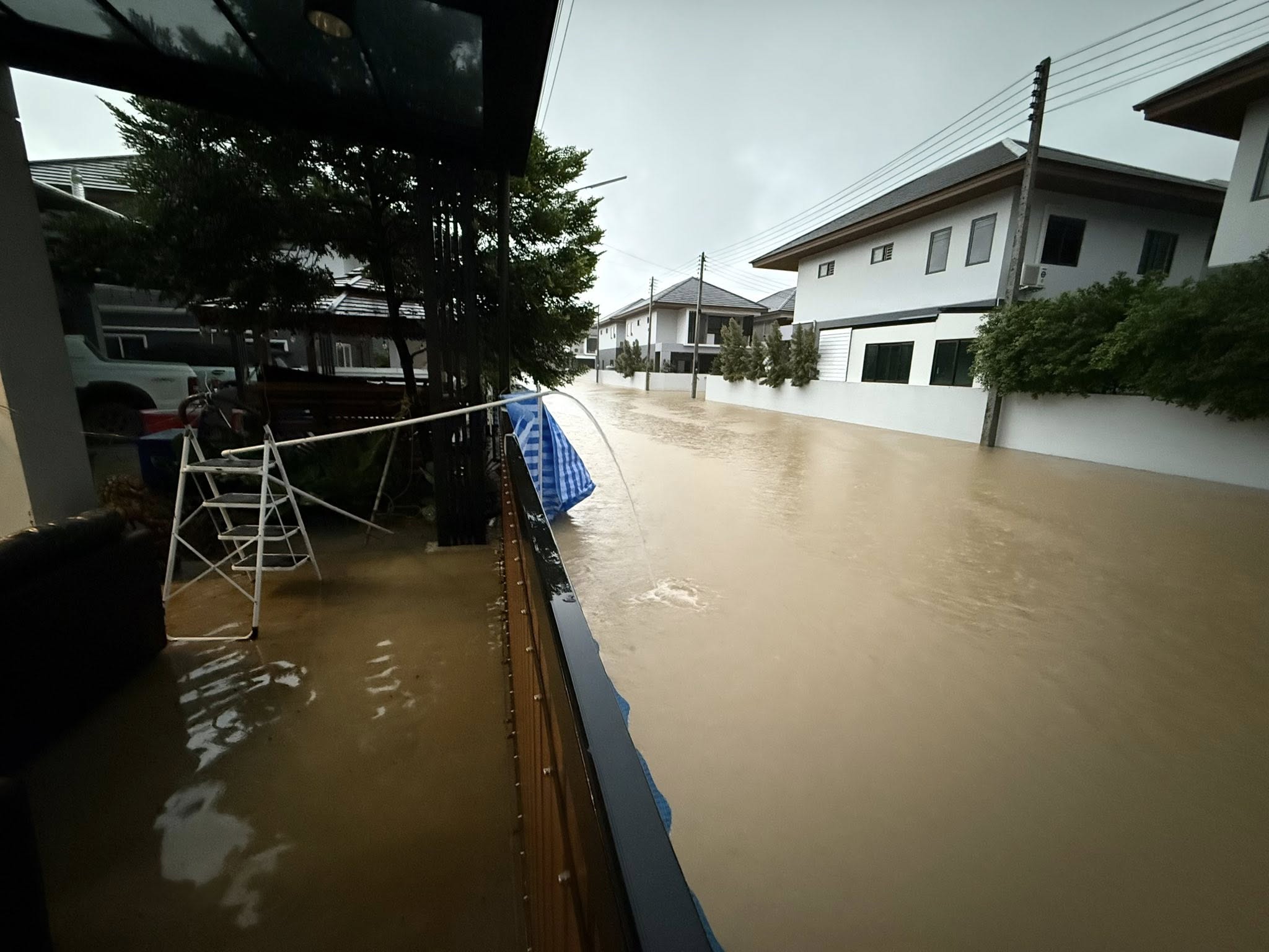 อึ้งทั้งจังหวัด! บ้านหลังเดียวในหาดใหญ่ น้ำไม่ท่วม เจ้าของเผยสร้างแข่งกับน้ำใน 1 ชม.-11