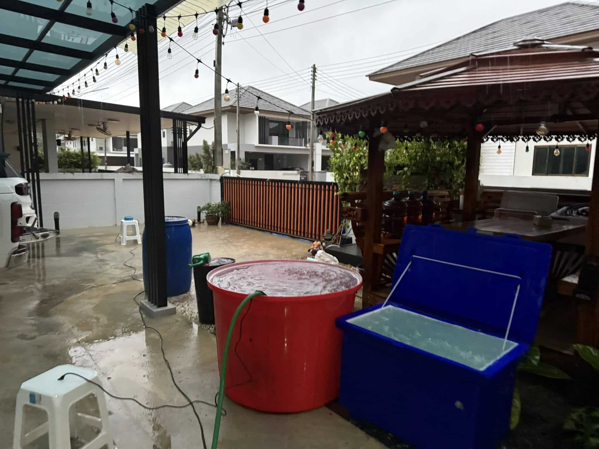 อึ้งทั้งจังหวัด! บ้านหลังเดียวในหาดใหญ่ น้ำไม่ท่วม เจ้าของเผยสร้างแข่งกับน้ำใน 1 ชม.-3