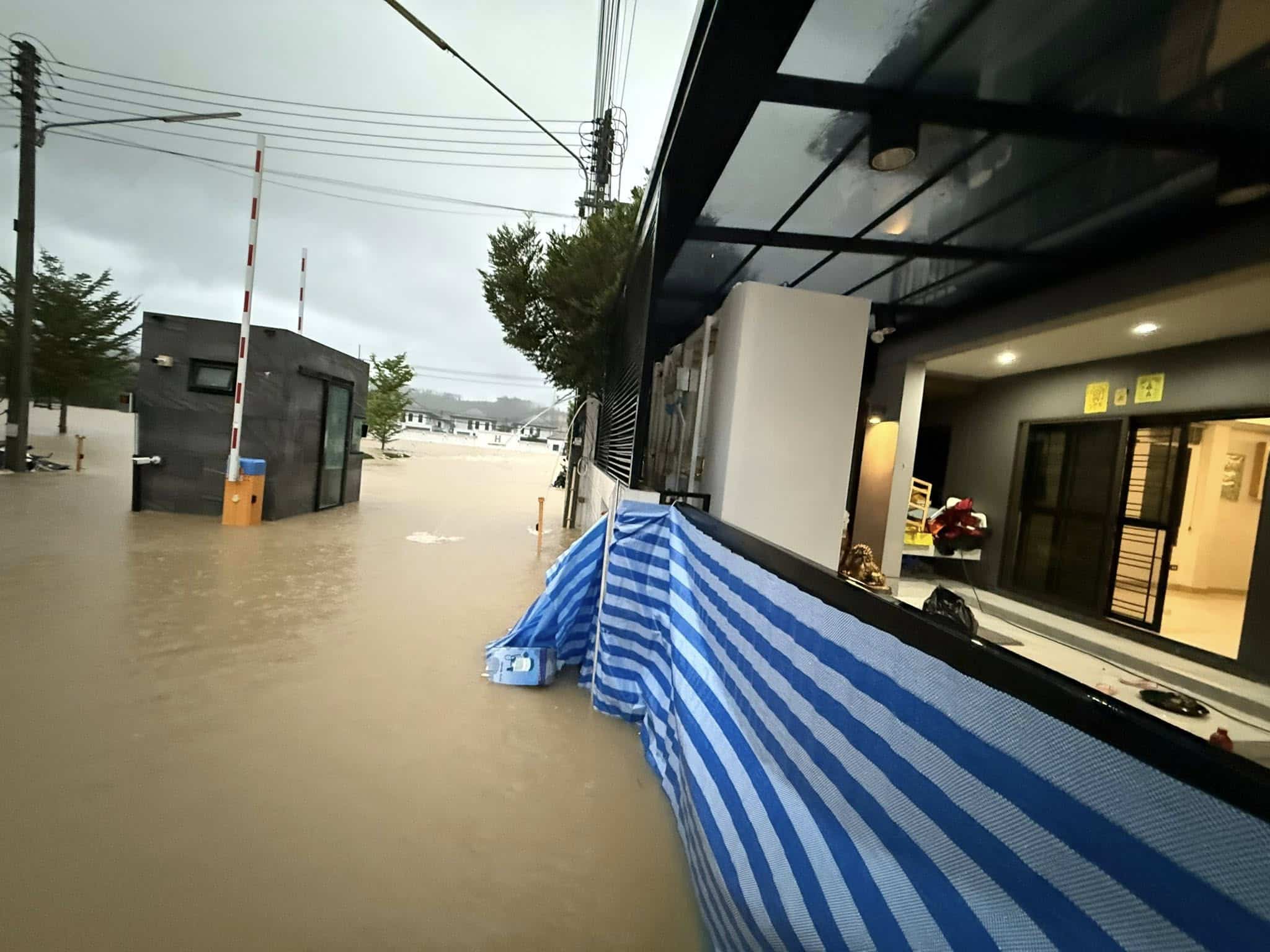 อึ้งทั้งจังหวัด! บ้านหลังเดียวในหาดใหญ่ น้ำไม่ท่วม เจ้าของเผยสร้างแข่งกับน้ำใน 1 ชม.-5