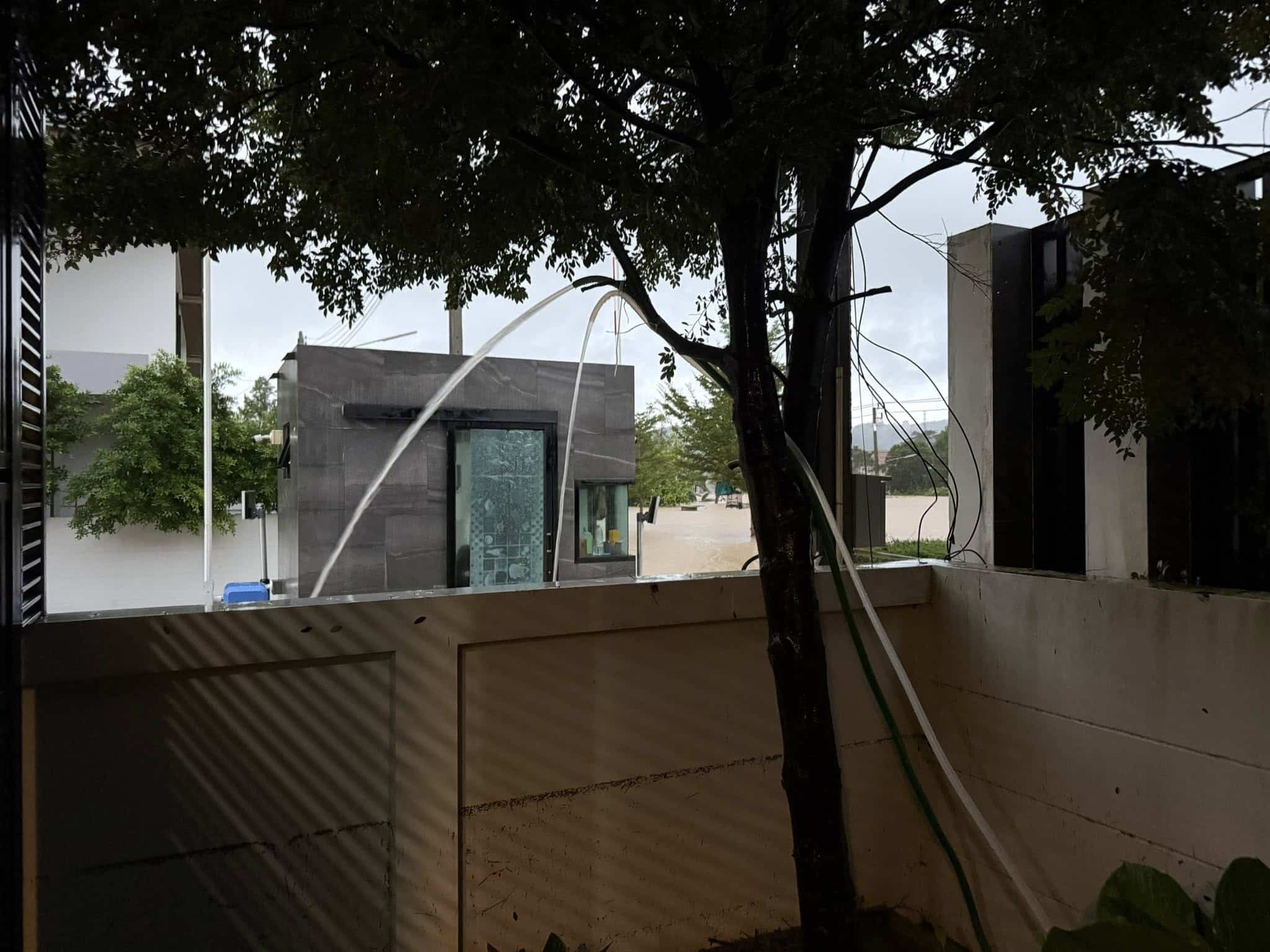 อึ้งทั้งจังหวัด! บ้านหลังเดียวในหาดใหญ่ น้ำไม่ท่วม เจ้าของเผยสร้างแข่งกับน้ำใน 1 ชม.-8