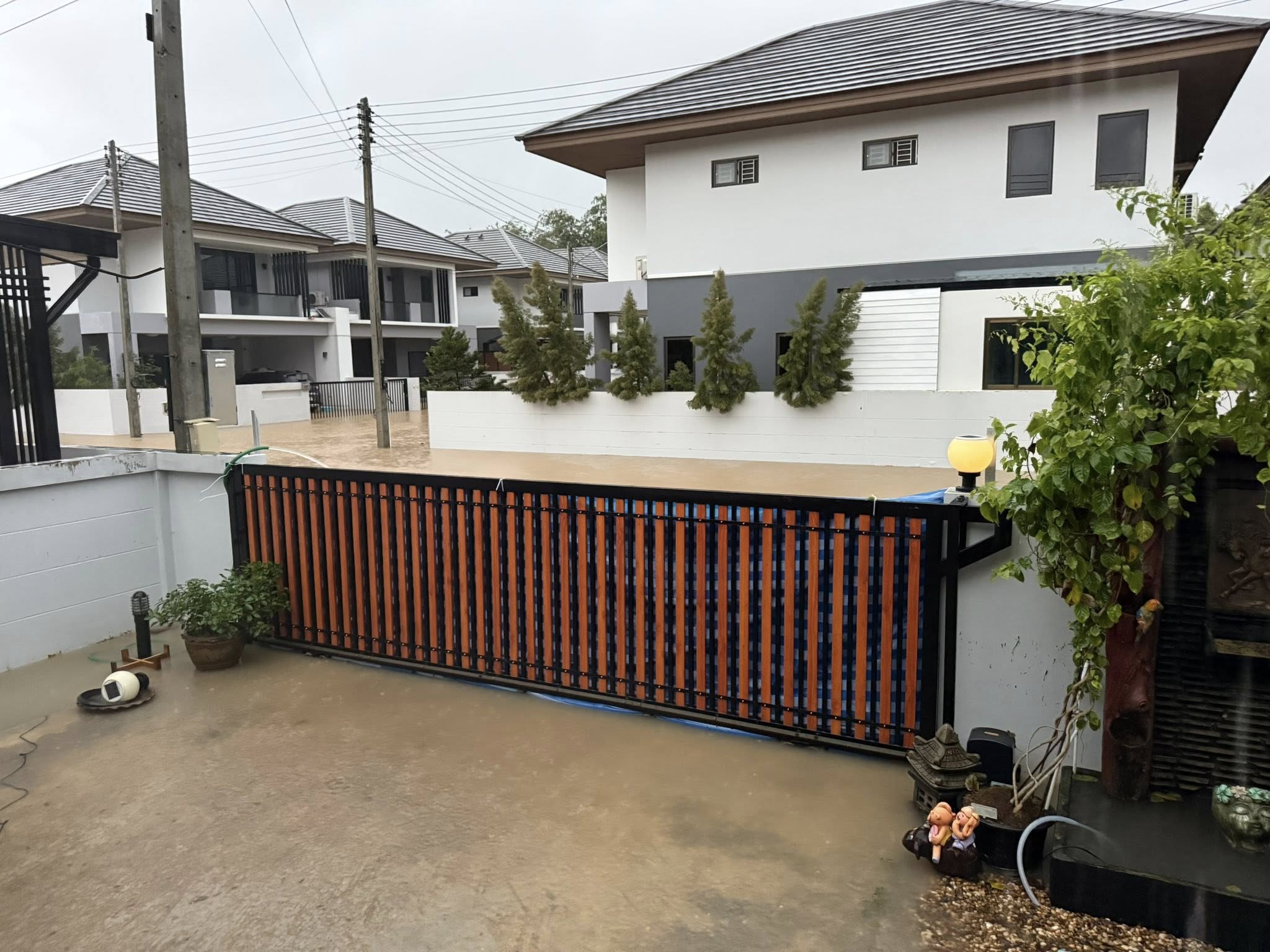 อึ้งทั้งจังหวัด! บ้านหลังเดียวในหาดใหญ่ น้ำไม่ท่วม เจ้าของเผยสร้างแข่งกับน้ำใน 1 ชม.-9