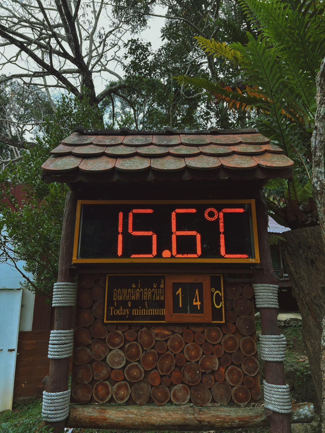 หน้าจอแสดงอุณหภูมิหน้าที่ทำการเขาใหญ่