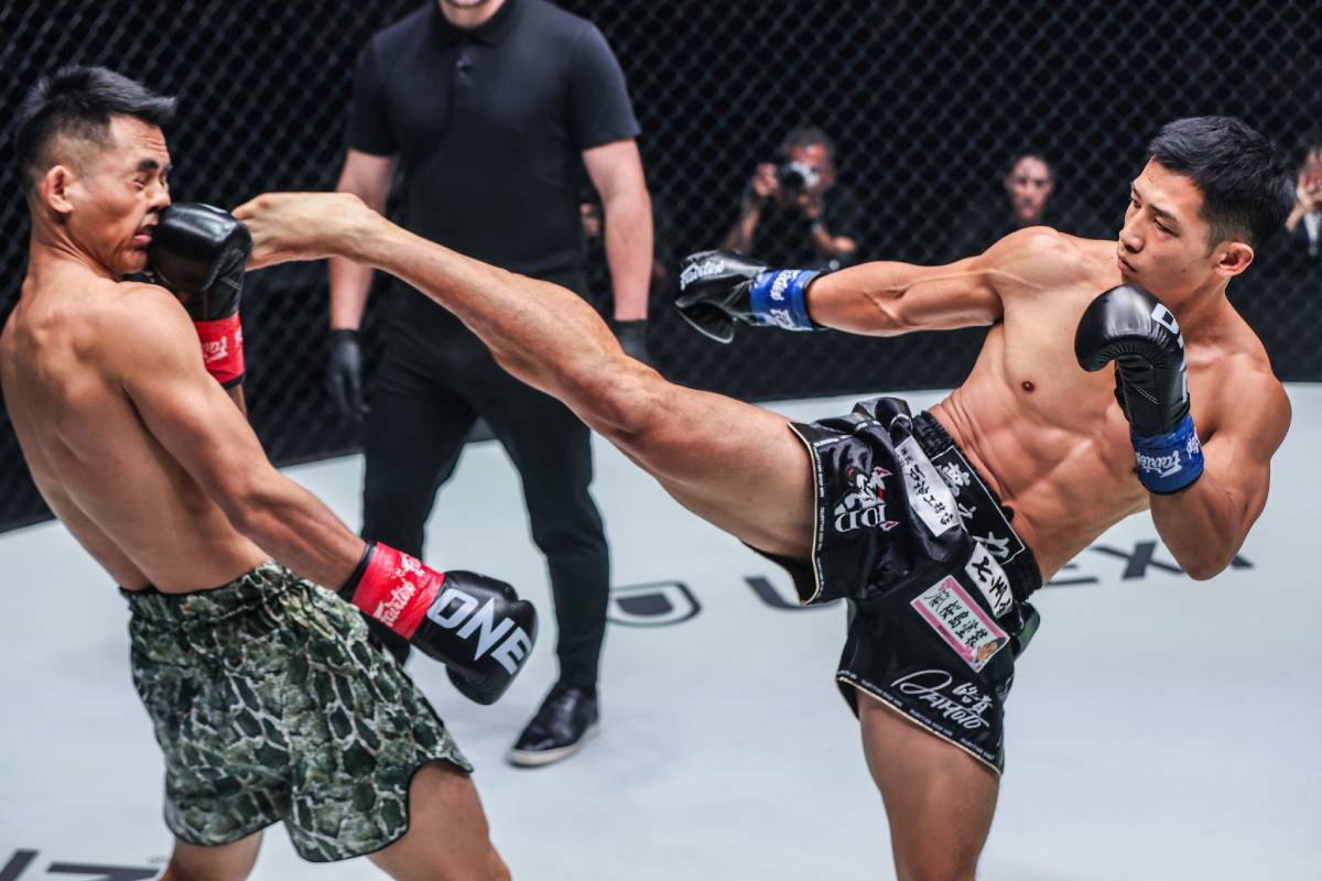 ฮิโรกิ อากิโมโตะ น้ำเงิน