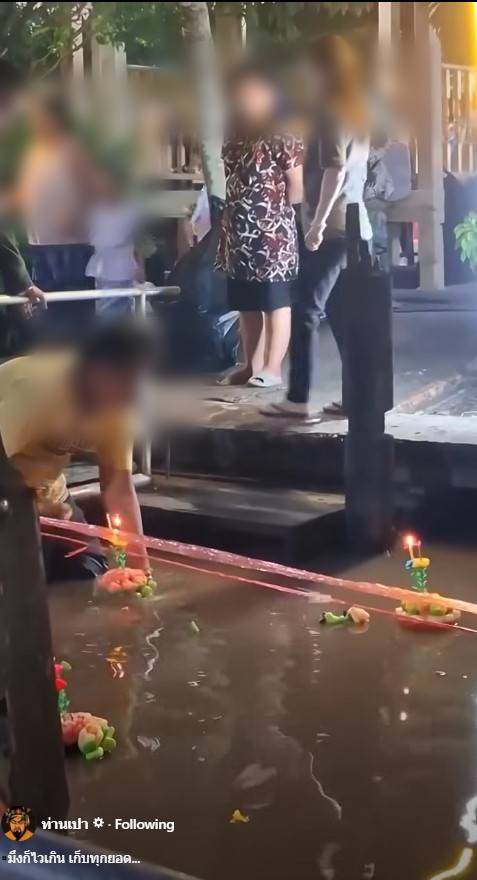 ชายยืนดักต้นน้ำ คว้ากระทงทันทีที่หญิงสาวปล่อยลงคลอง