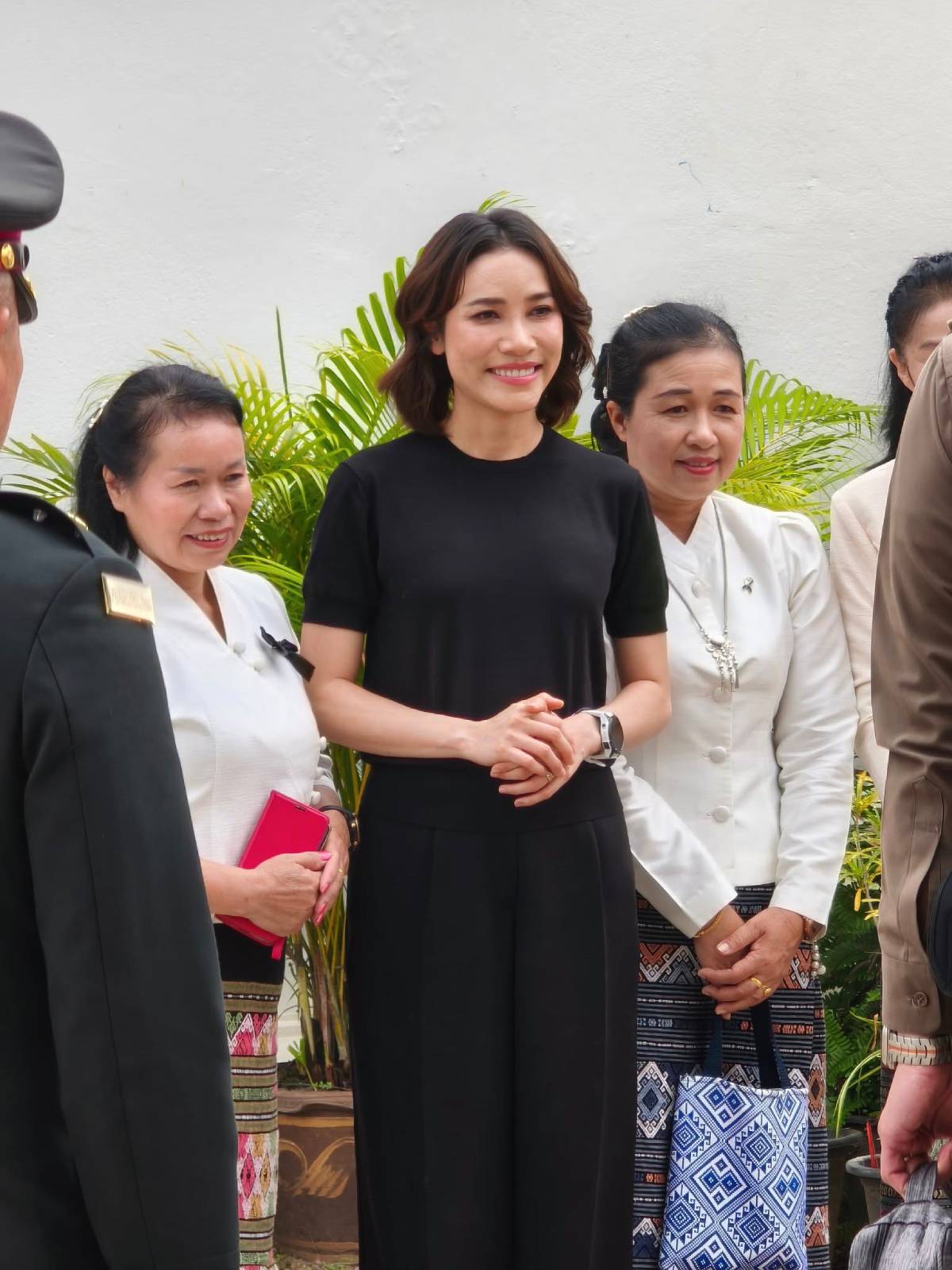 เจ้าคุณพระสินีนาฏ พิลาสกัลยาณี ทรงถ่ายรูปกับประชาชนด้วยความเป็นกันเอง