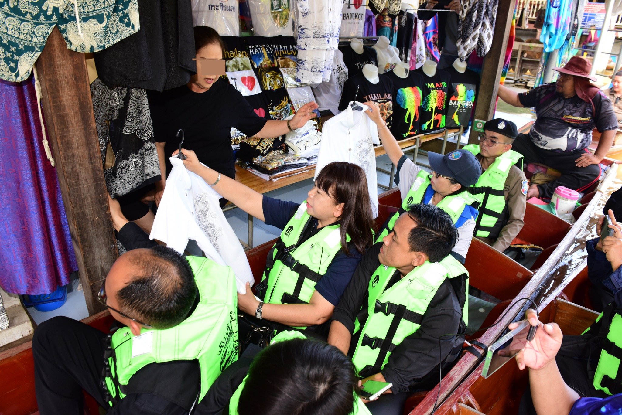 เจ้าหน้าที่ตรวจสอบร้านค้าขายสินค้าให้พี่จอง-คัลแลน