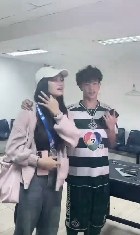 ภาพน้องผักบุ้ง แฟนของน้องเต ขณะถ่ายรูปกับเพื่อนๆ