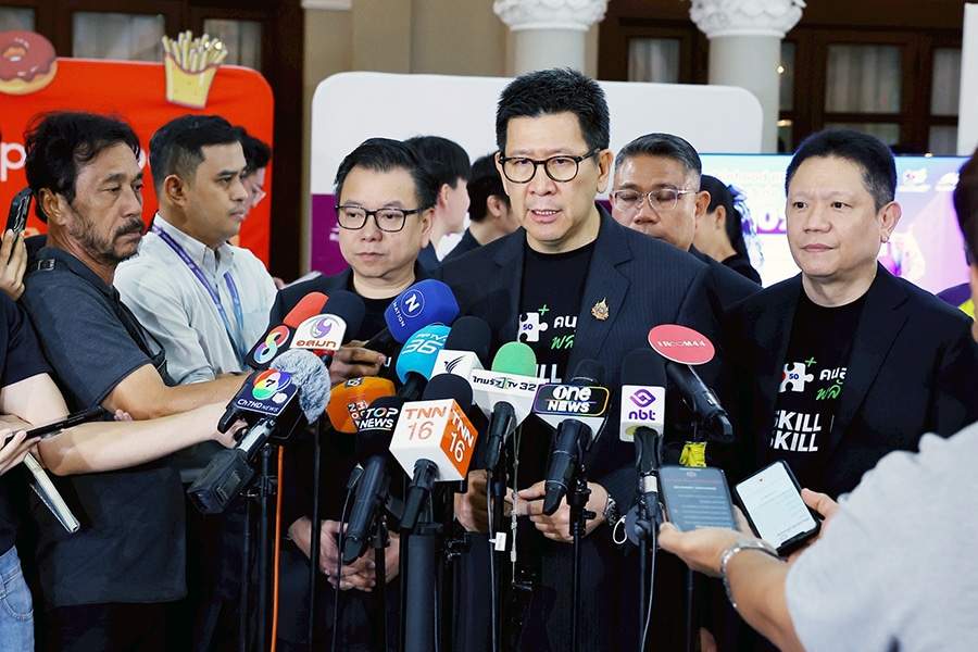 นายเอกนิติ นิติทัณฑ์ประภาศ รมว.คลัง