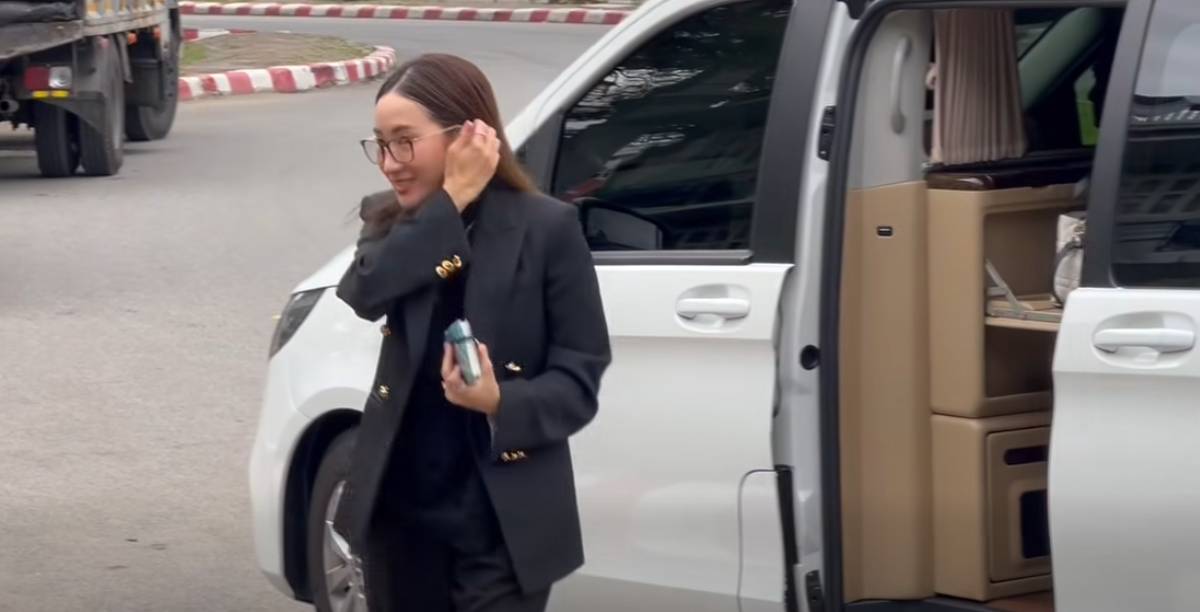 เอมพินทองทา ลงจากรถ