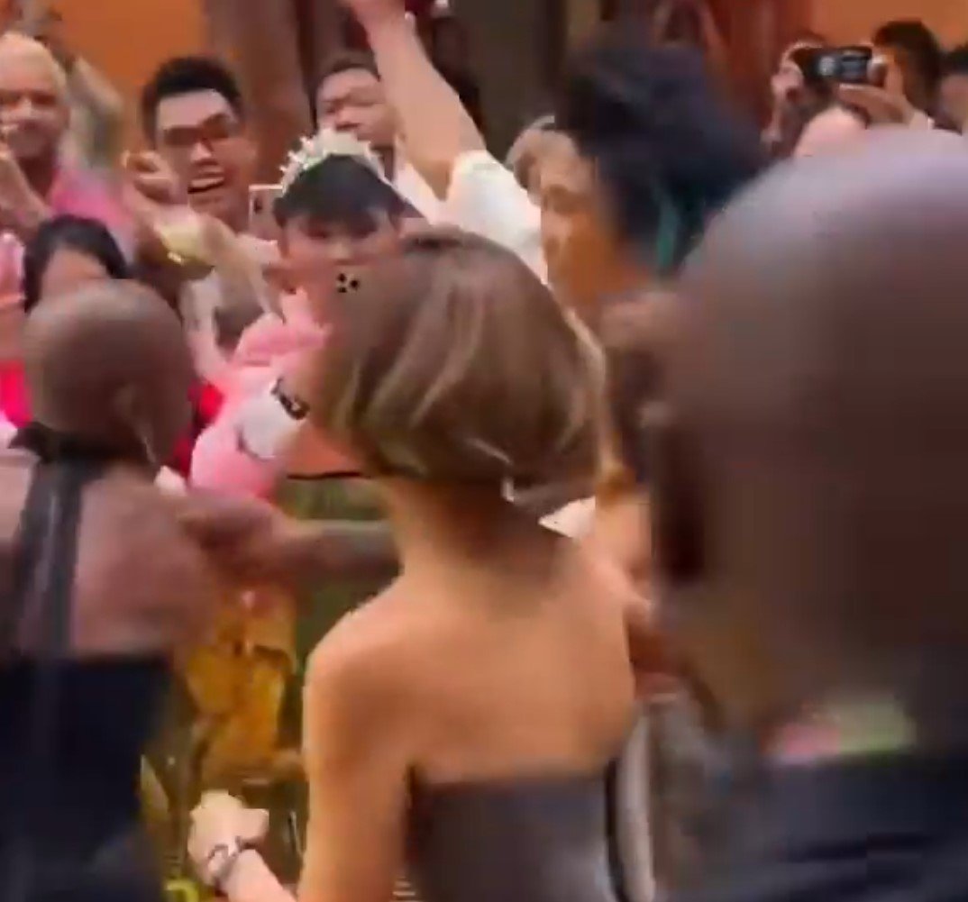 เหตุการณ์ชุลมุนสร้างความตกใจให้กับอารีอานา กรานเด และคนในงาน