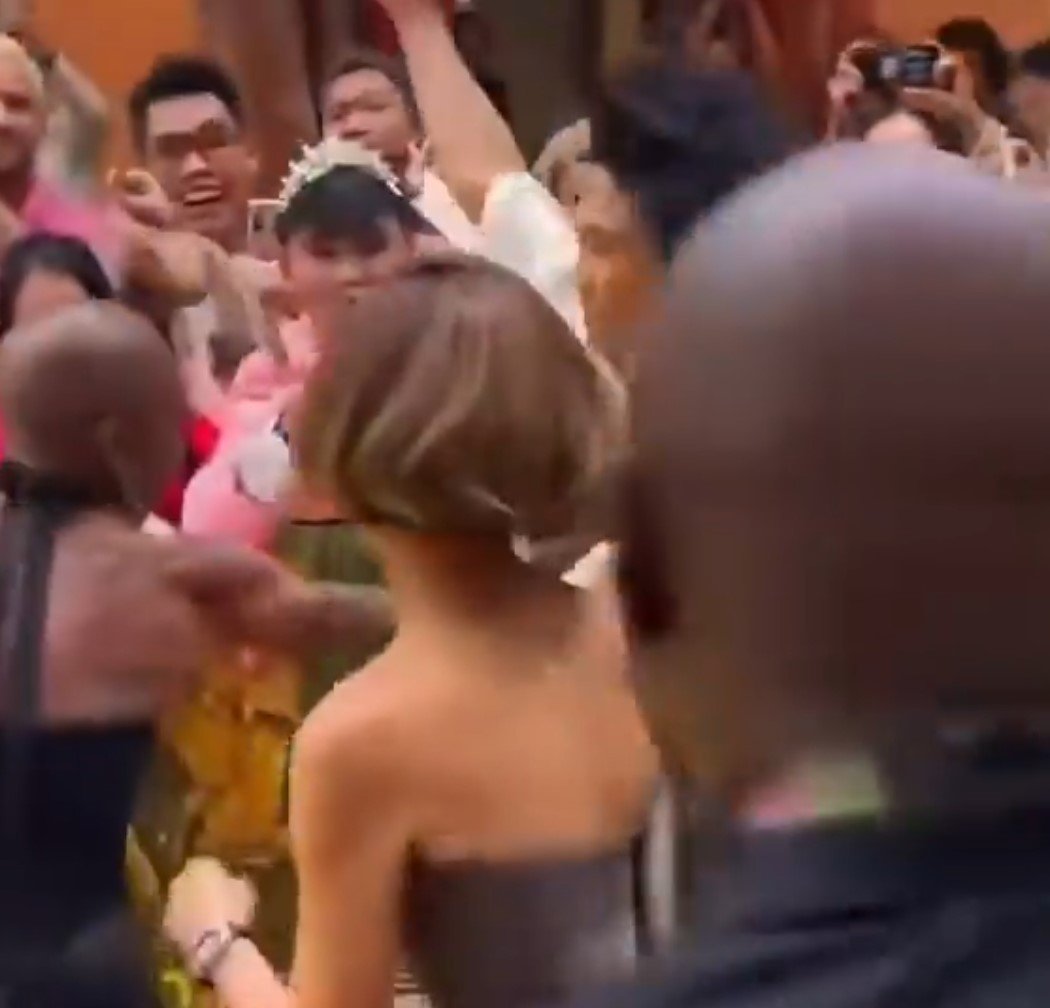 แฟนคลับหลายคนแสดงความกังวลเกี่ยวกับความปลอดภัยของอารีอานา กรานเด