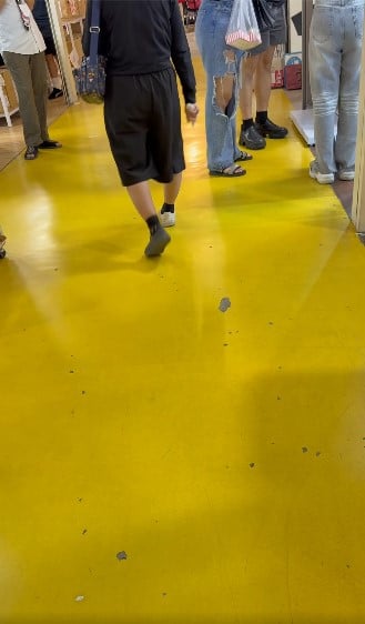 แม่ค้าตึกแดงตะโกนใส่ลูกค้าเมื่อเห็นหยิบของให้ลูกดู