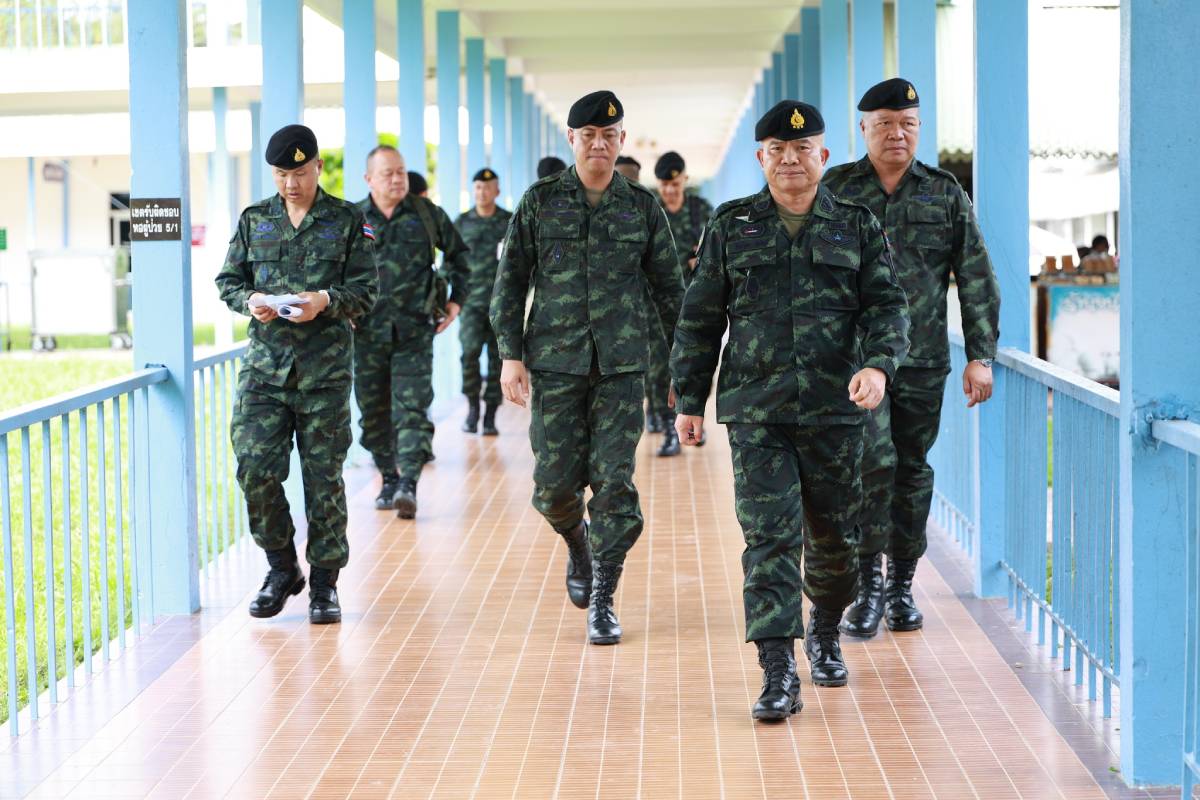 แม่ทัพภาคที่ 2 เยี่ยมให้กำลังใจกำลังพลบาดเจ็บจากเหตุเหยียบกับระเบิดชายแดน (1)