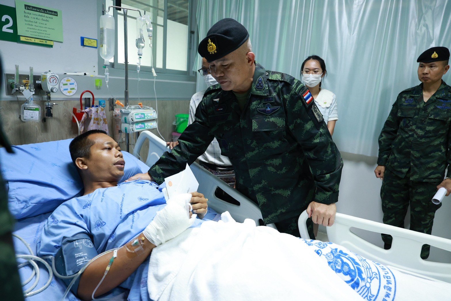 พลโท วีระยุทธ รักศิลป์ แม่ทัพภาคที่ 2 ขณะเยี่ยมพลทหาร