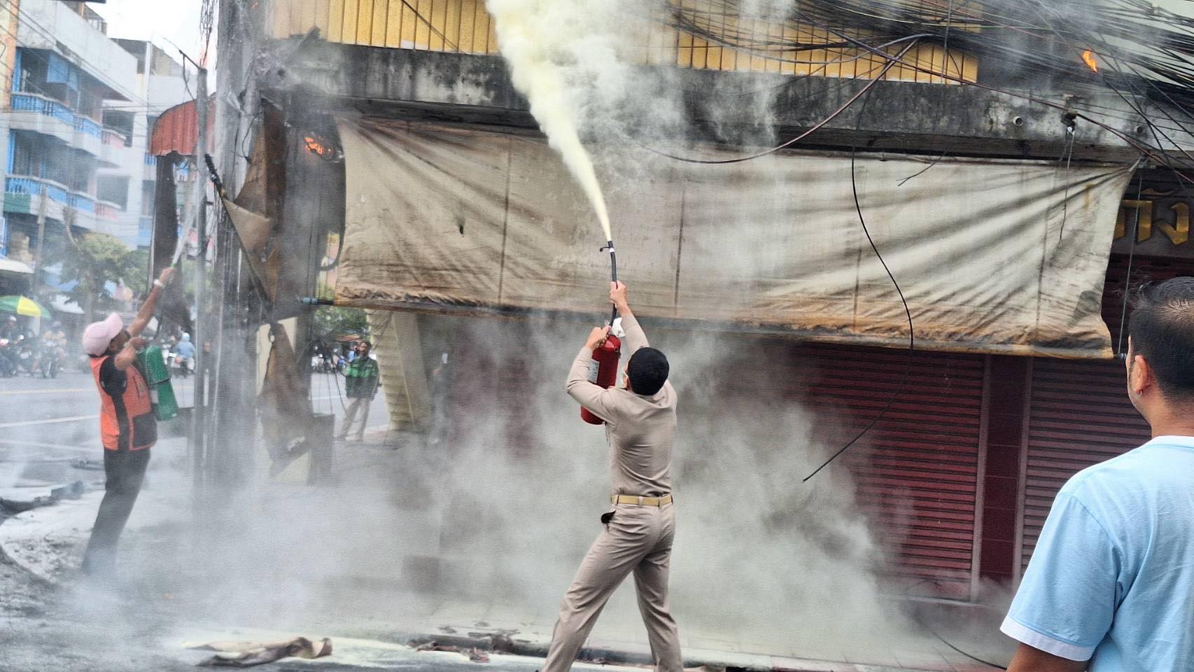 ผู้ช่วยผู้อำนวยการเขตลาดพร้าว ดับเพลิงไฟไหม้ร้านทอง