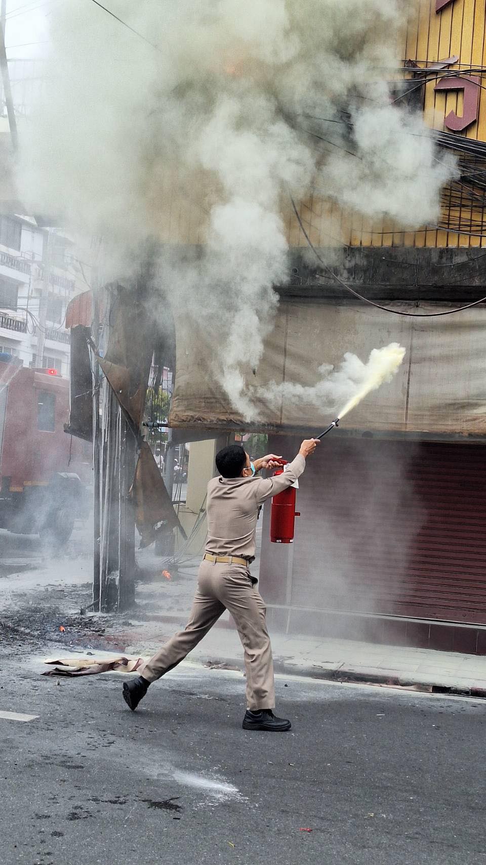 ผู้ช่วยผู้อำนวยการเขตลาดพร้าว ดับเพลิงไฟไหม้ร้านทอง-2