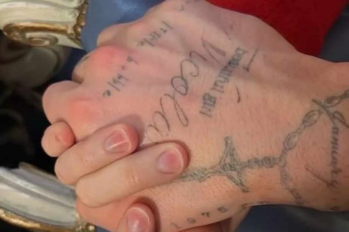 บรู๊คลิน เบ็คแฮม โพสต์ภาพจับมือภรรยา นิโคลา เพลต์ซ พร้อมข้อความรักลึกซึ้ง