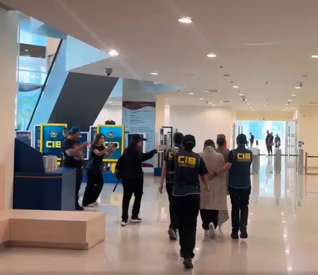 เปิดภาพนาทีตร.คุมตัว นานา ไรบีนา เข้าสอบปากคำ ตามหมายจับ-2