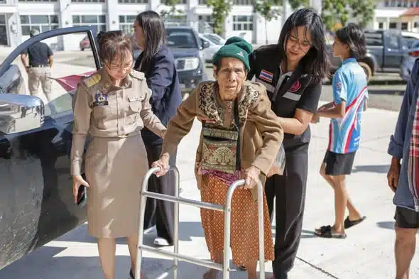 เจ้าหน้าที่เตรียมศูนย์พักพิงเพื่อรองรับผู้อพยพในสระแก้ว