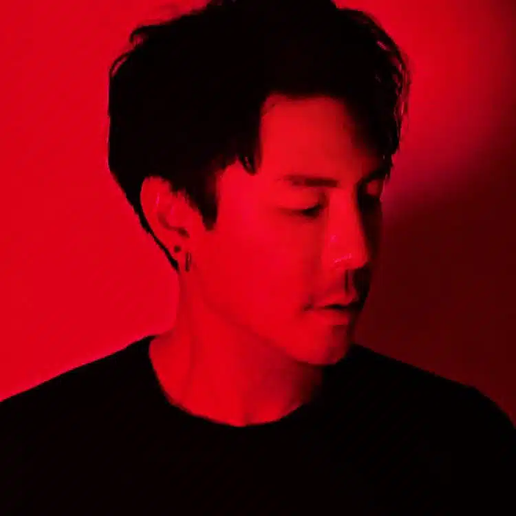 โดม ปกรณ์ ลัม ขณะร่วมงานกับนักวิทยาศาสตร์ สื่อถึงการพัฒนาผลิตภัณฑ์สุขภาพ