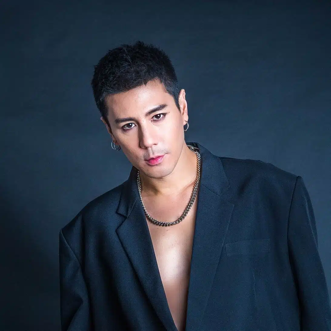 โดม ปกรณ์ ลัม ในชุดการแสดงที่โดดเด่น สื่อถึงความเป็นไอดอลในวงการเพลง