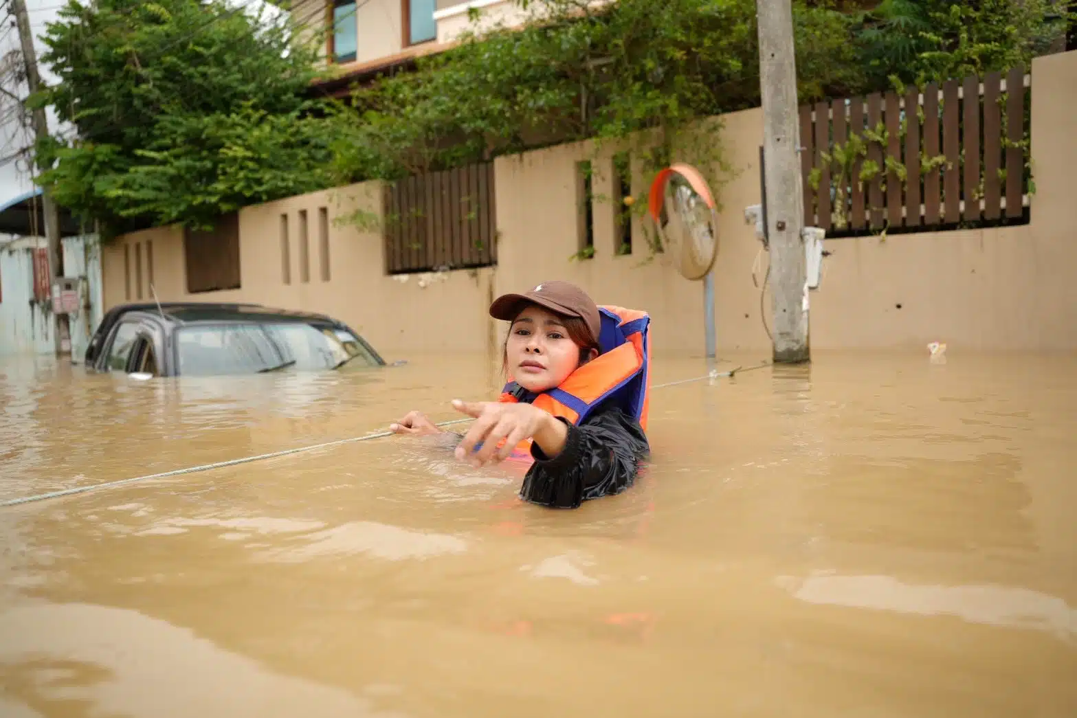ลิซ่า ช่วยเดินเชือกตอนน้ำท่วมหาดใหญ่