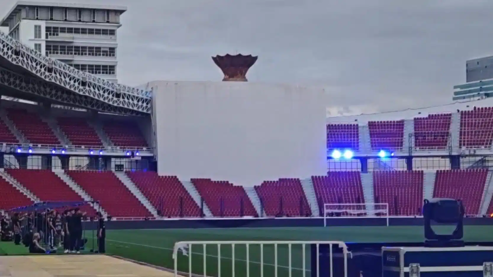 ป้ายสปอนเซอร์ใกล้ที่จุด คบเพลิงซีเกมส์