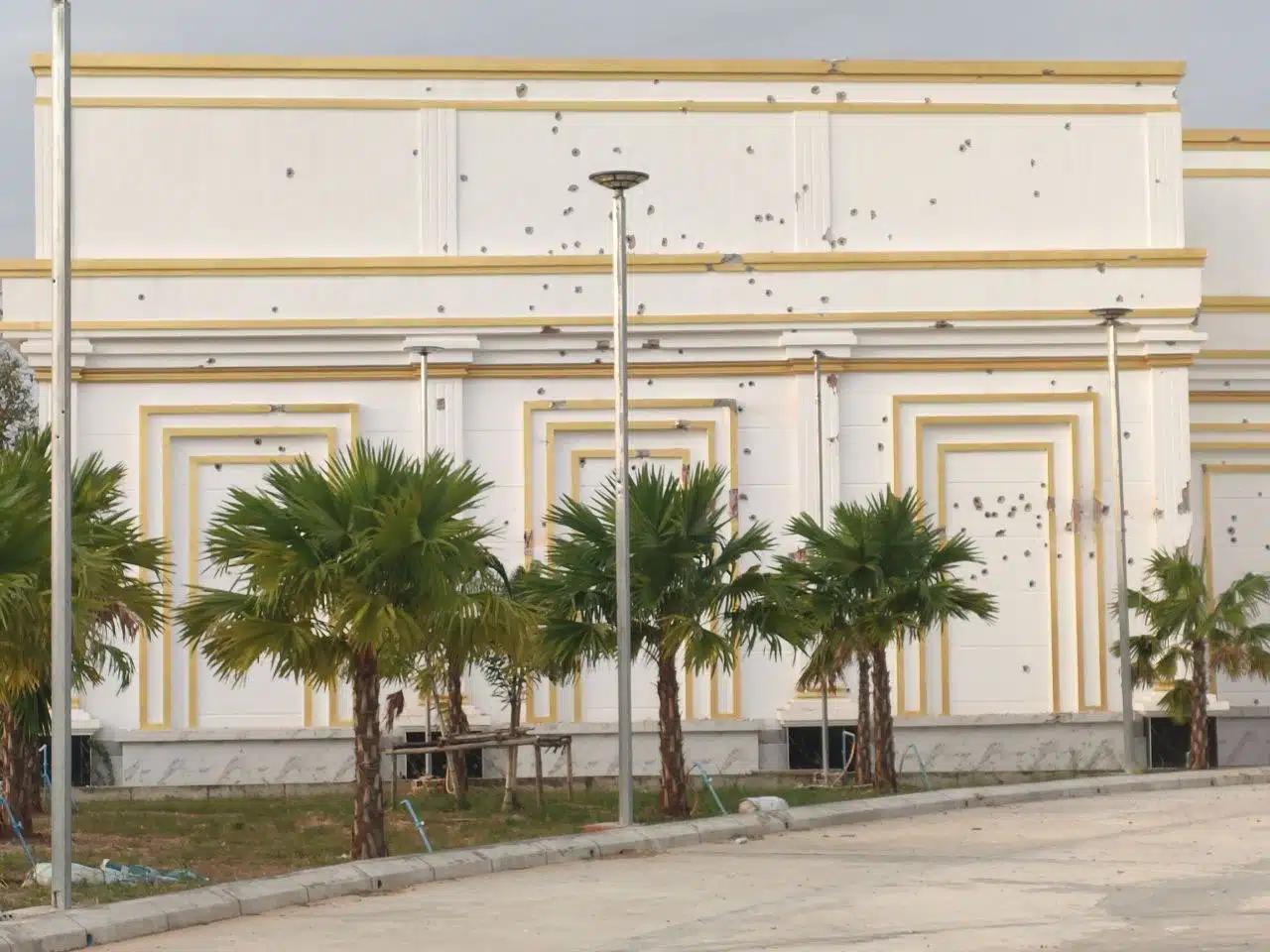 กัมพูชาเผยภาพอาคารคาสิโนถูกยิง