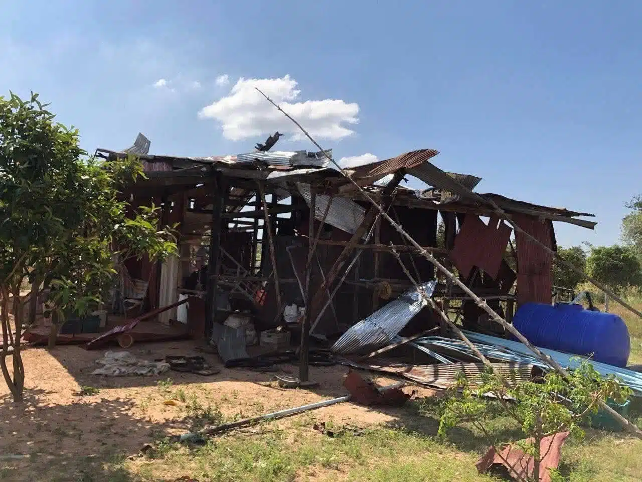 ภาพบ้านในกัมพูชาที่มีร่องรอยความเสียหายจากภัยธรรมชาติ