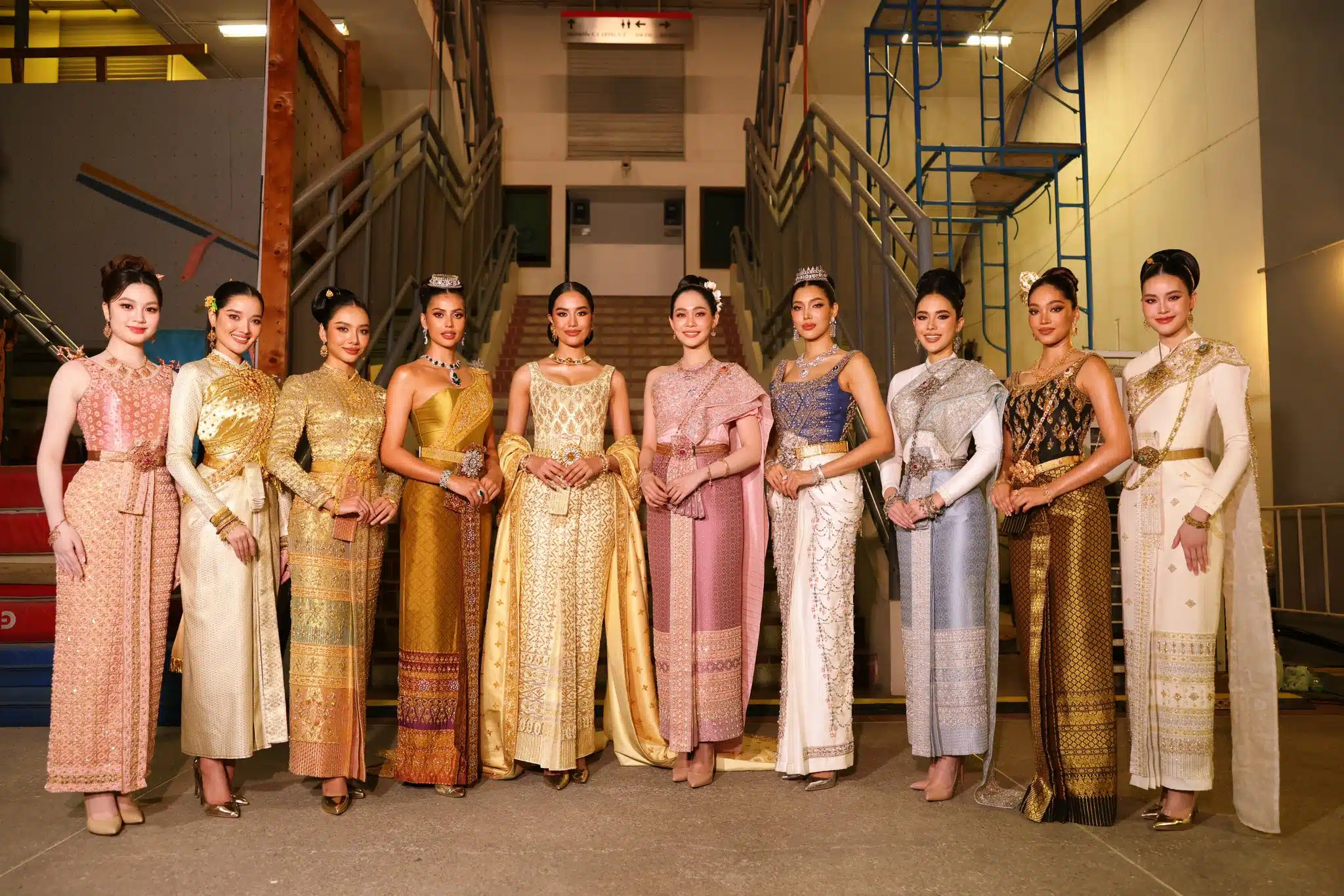 นางงามถือป้ายนำทัพนักกีฬาซีเกมส์ 2025