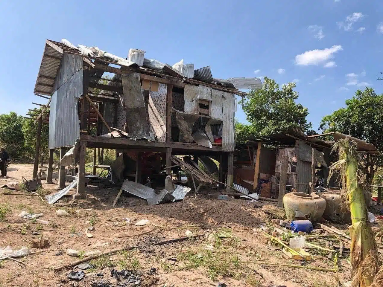 บ้านพังในกัมพูชาที่แสดงถึงความไม่สอดคล้องกับการโจมตี