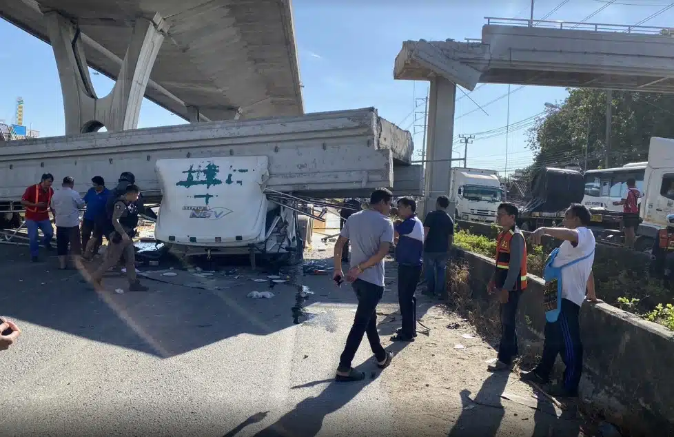 การช่วยเหลือผู้ประสบเหตุจากสะพานหล่นทับรถยนต์ที่บางนา-ตราด